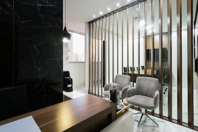 Sala de espera do escritório, com poltronas e mármore